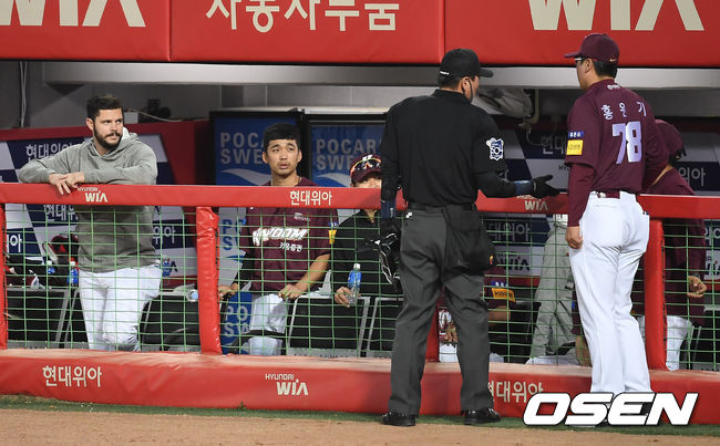 7일 오후 광주-기아 챔피언스필드에서 '2020 신한은행 SOL KBO리그' KIA 타이거즈와 키움 히어로즈의 경기가 열렸다.3회말 무사 1루 권영철 구심이 키움 더그아웃을 찾아 주의를 주고 있다. /youngrae@osen.co.kr