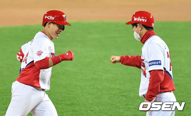 OSEN=광주, 곽영래 기자] 7일 오후 광주-기아 챔피언스필드에서 '2020 신한은행 SOL KBO리그' KIA 타이거즈와 키움 히어로즈의 경기가 열렸다. 8회말 무사 KIA 백용환이 동점 솔로홈런을 때려낸 뒤 베이스를 돌고 있다. /youngrae@osen.co.kr