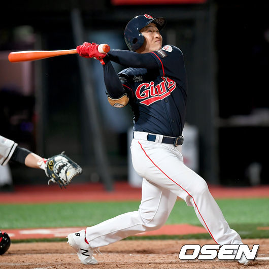 7일 오후 수원 KT위즈파크에서 ‘'2020 신한은행 SOL KBO 리그’ KT 위즈와 롯데 자이언츠의 경기가 열렸다.6회말 2사 1,2루 상황, 롯데 손아섭이 3점 홈런을 날리고 있다./ksl0919@osen.co.kr