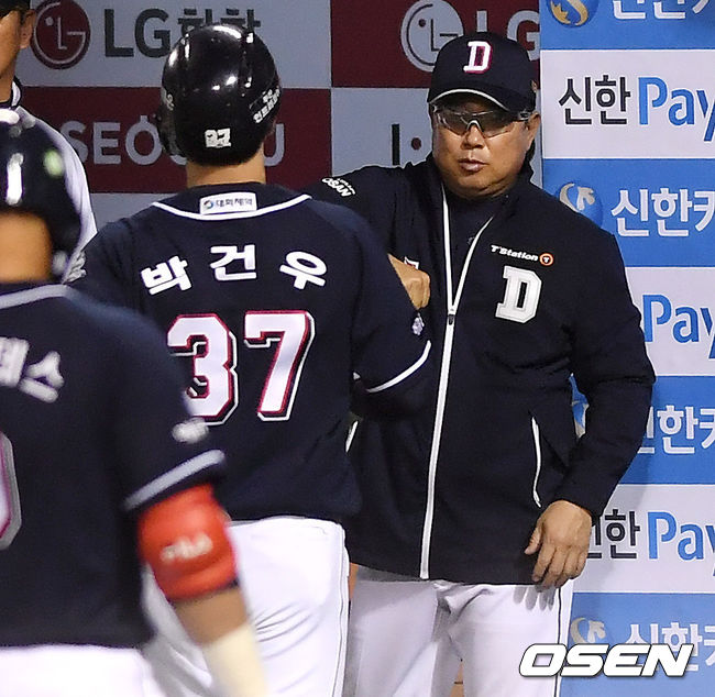 7일 오후 서울 잠실야구장에서 ‘2020 신한은행 SOL KBO리그’ LG 트윈스와 두산 베어스의 경기가 열렸다. 5회초 무사 1루에서 두산 박건우가 투런 홈런을 때려낸 뒤 김태형 감독과 팔꿈치를 치고 있다. /cej@osen.co.kr