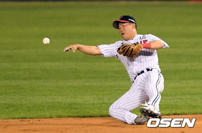 4회초 1사 1루 두산 최주환 2루수 앞 땅볼 때 LG 2루수 정근우가 송구 실책을 범하고 있다. /cej@osen.co.kr