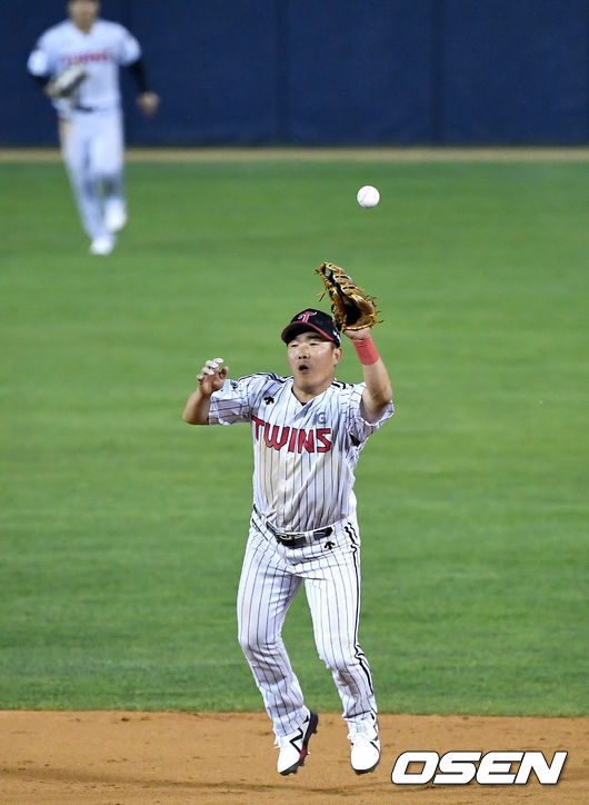 7회초 1사 1루 상황 두산 김재환의 내야 땅볼 때 LG 2루수 정근우가 실책을 범하고 있다./ dreamer@osen.co.kr