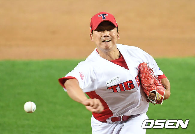 	7일 오후 광주-기아 챔피언스필드에서 '2020 신한은행 SOL KBO리그' KIA 타이거즈와 키움 히어로즈의 경기가 열렸다. 7회초 2사 2루 KIA 변시원이 역투하고 있다. /youngrae@osen.co.kr