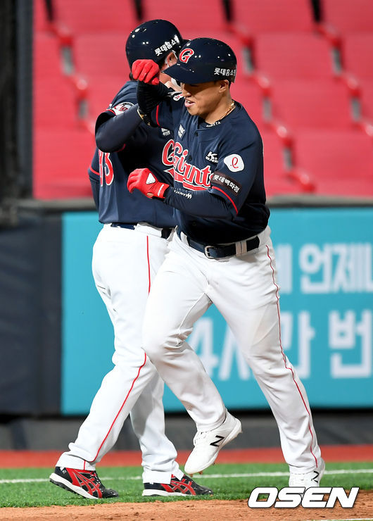 7일 오후 수원 KT위즈파크에서 ‘'2020 신한은행 SOL KBO 리그’ KT 위즈와 롯데 자이언츠의 경기가 열렸다.7회초 2사 1,2루 상황, 롯데 손아섭이 3점 홈런을 날리고 윤재국 코치와 하이파이브를 하고있다./ksl0919@osen.co.kr