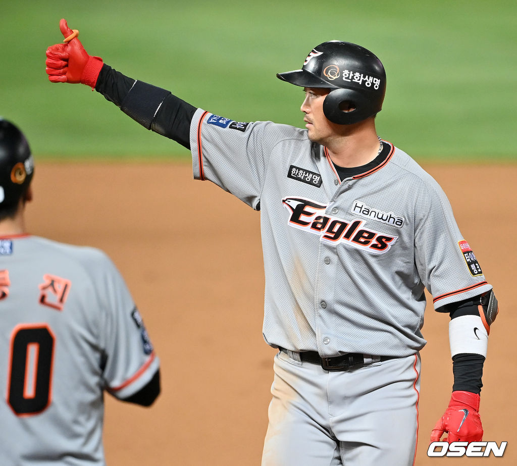 7일 오후 인천 SK행복드림구장에서 ‘2020 신한은행 SOL KBO리그’ SK 와이번스와 한화 이글스의 경기가 열렸다. 6회초 2사 주자 만루 한화 송광민이 좌익수 앞 2타점 적시타를 날린 후 1루에서 기뻐하고 있다./ rumi@osen.co.kr