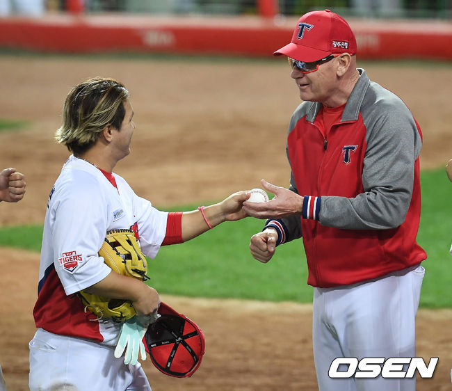 KIA는 7일 광주-기아 챔피언스필드에서 열린 '2020 신한은행 SOL KBO리그' 키움 히어로즈와의 경기에서 8회 백용환의 동점홈런, 최형우의 역전적시타, 터커의 쐐기 3점홈런을 앞세워 8-5로 역전승을 따냈다. 윌리엄스 감독은 2패후 KBO리그 승리를 따냈다. KIA 김선빈이 첫 승을 거둔 윌리엄스 감독에게 승리구를 건네고 있다. /youngrae@osen.co.kr