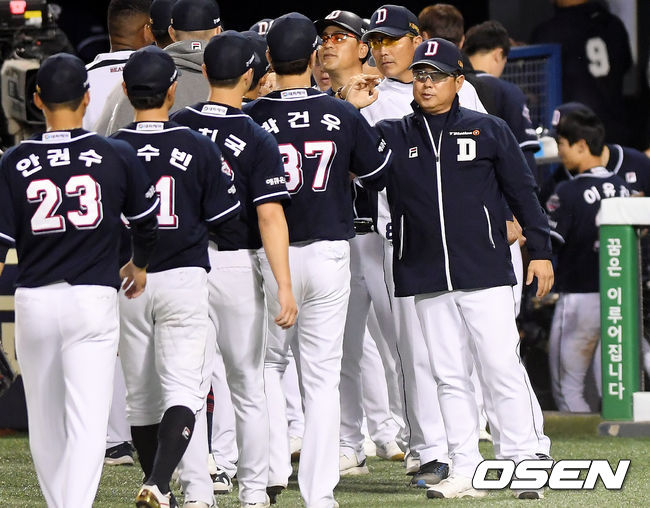 두산이 LG 상대로 위닝시리즈에 성공했다. 경기 종료 후 두산 선수들이 기뻐하고 있다. /cej@osen.co.kr