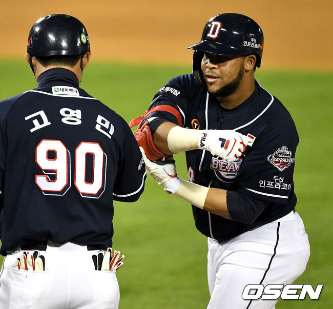 5회초 무사 두산 페르난데스 안타를 치고 1루에 안착해 고영민 코치와 인사를 나누고 있다. / dreamer@osen.co.kr