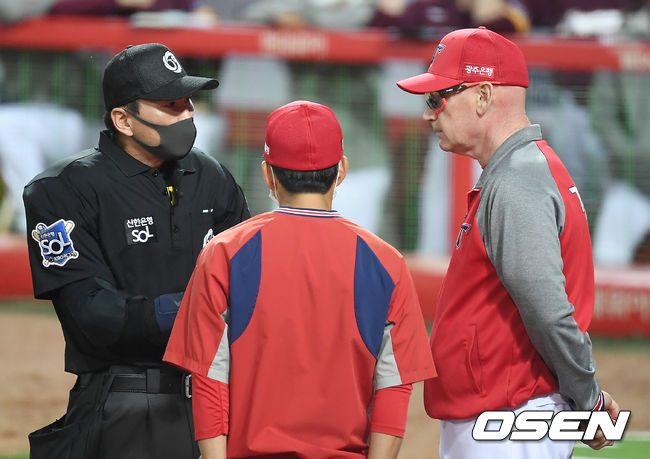 7일 오후 광주-기아 챔피언스필드에서 '2020 신한은행 SOL KBO리그' KIA 타이거즈와 키움 히어로즈의 경기가 열렸다. 7회말 2사 만루 KIA 윌리엄스 감독이 권영철 구심과 이야기를 나누고 있다. /youngrae@osen.co.kr