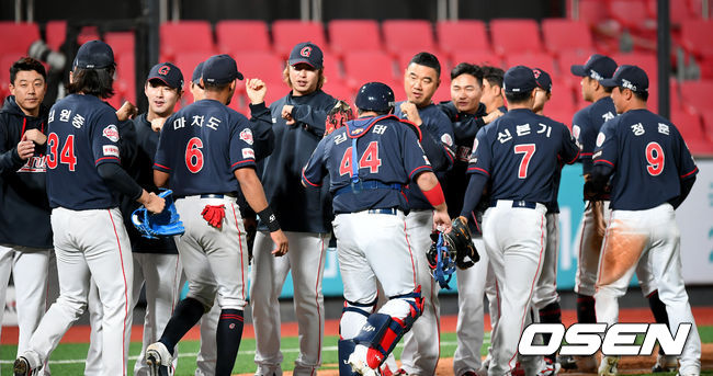 롯데 자이언츠가 홈런의 힘을 한껏 과시하며 개막 3연전 싹쓸이 승리를 거뒀다.롯데 선수들이 기쁨을 나누고 있다./ksl0919@osen.co.kr