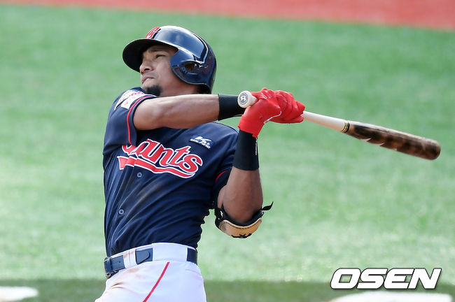 5일 오후 수원 KT위즈파크에서 ‘2020 신한은행 SOL KBO리그’ KT위즈와 롯데 자이언츠의 개막전 7회초 1사 1,2루에서 롯데 마차도가 역전 스리런 홈런을 때려내고 있다. /cej@osen.co.kr