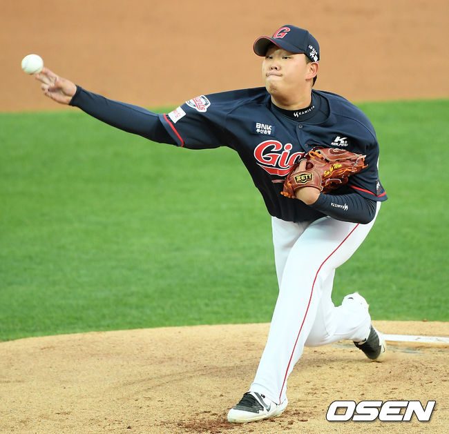 롯데 선발 서준원이 힘차게 공을 뿌리고 있다. /rumi@osen.co.kr