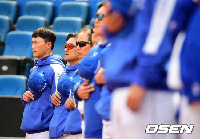 경기에 앞서 삼성 허삼영 감독을 비롯한 선수단이 국민의례를 하고 있다. /jpnews@osen.co.kr