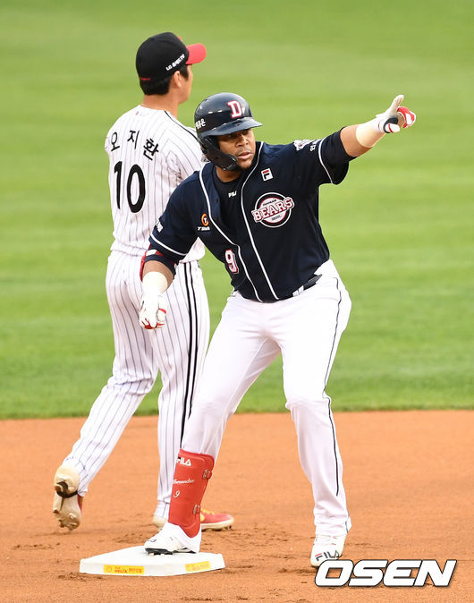 1회초 1사 주자없는 상황 두산 페르난데스가 2루타를 날리고 세리머니를 하고 있다. / dreamer@osen.co.kr