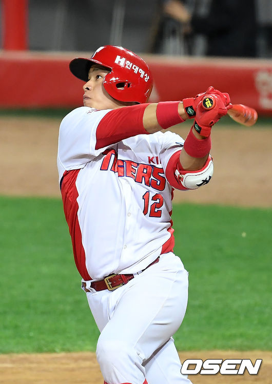 KIA 백용환이 지난 7일 키움 히어로즈의 경기에서 8회말 동점 솔로홈런을 때려내고 있다. /youngrae@osen.co.kr