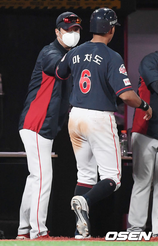 8회초 1사 주자 1,3루 롯데 정보근의 우익수 희생플라이때 홈을 밟은 마차도가 덕아웃에서 롯데 허문회 감독과 하이파이브를 하고 있다. /rumi@osen.co.kr