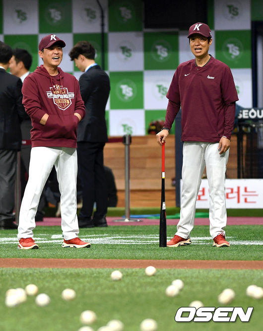 경기 전 장정석 감독과 허문회 코치가 밝은 표정으로 이야기를 나누고 있다. /spjj@osen.co.kr