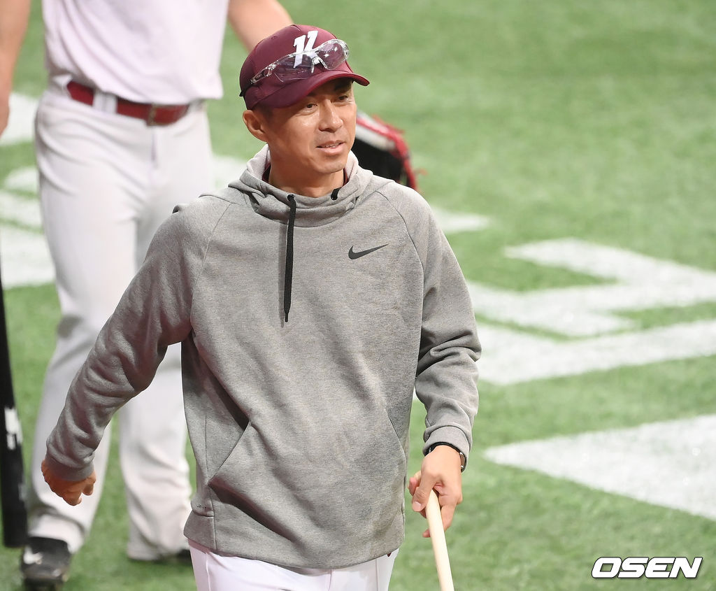 손혁 감독이 더그아웃으로 들어가고 있다. /youngrae@osen.co.kr 