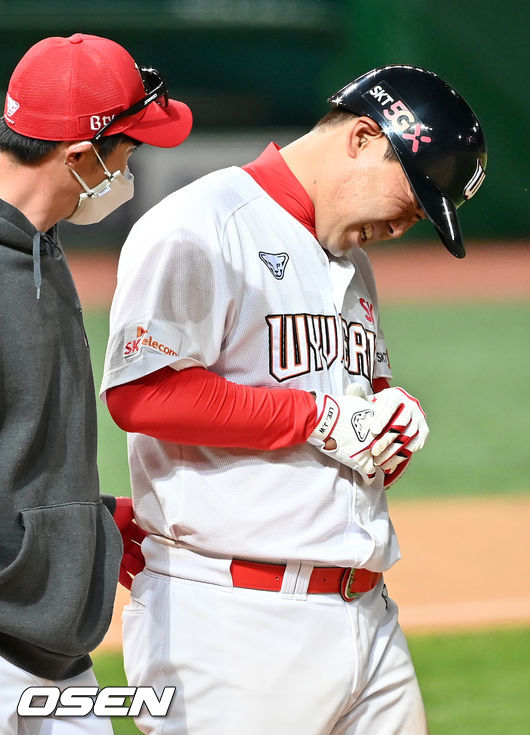 7일 오후 인천 SK행복드림구장에서 ‘2020 신한은행 SOL KBO리그’ SK 와이번스와 한화 이글스의 경기가 열렸다. 5회말 2사 주자 3루 SK 이재원이 타석에서 한화 선발 장시환이 던진 볼에 손을 맞은 후 출루 하며 고통을 호소하고 있다./ rumi@osen.co.kr