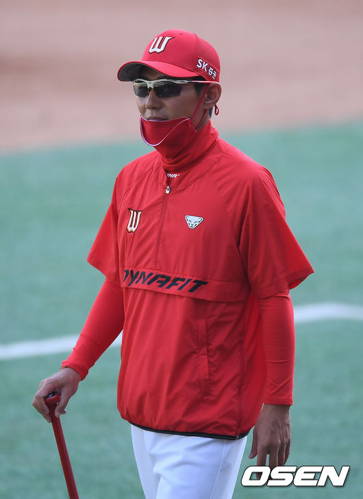 경기에 앞서 SK 염경엽 감독이 선수들의 훈련을 지켜보고 있다. /   soul1014@osen.co.kr