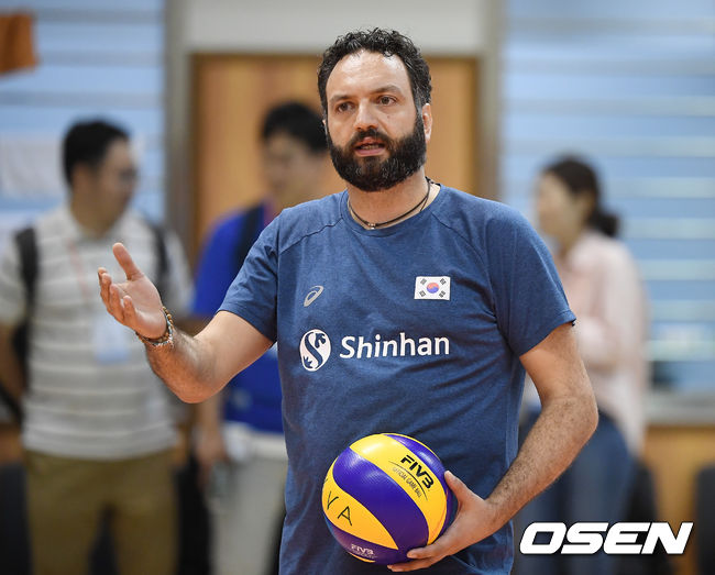 라바리니 감독이 이야기를 하고 있다. /youngrae@osen.co.kr 