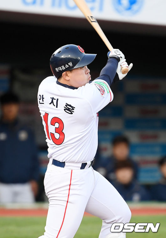  2회말 1사 롯데 안치홍이 우중간 안타를 날리고 있다. /rumi@osen.co.kr