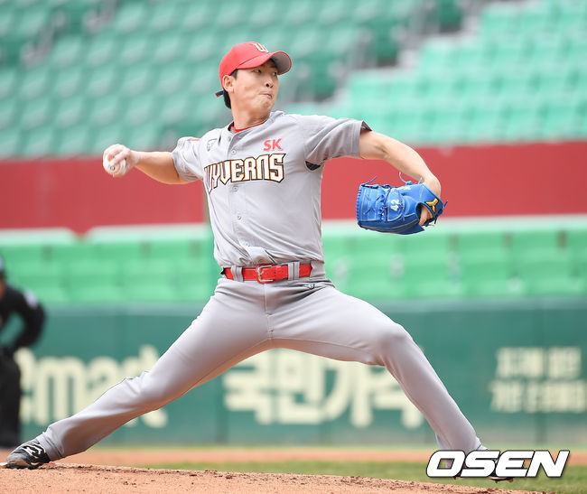 SK 와이번스가 26일 오후 인천 SK행복드림구장에서 청백전을 가졌다.1회말 문승원이 역투하고 있다. /youngrae@osen.co.kr