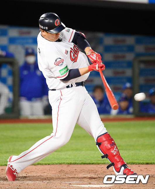  5회말 2사 주자 1,3루 롯데 이대호가 좌중간 1타점 적시타를 날리고 있다. / rumi@osen.co.kr