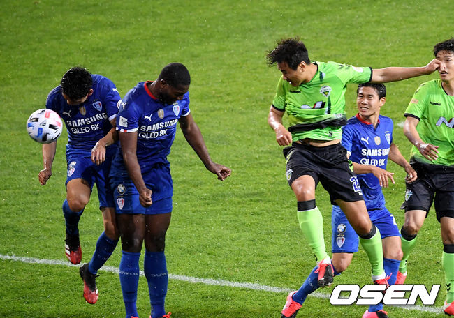 8일 오후 전주월드컵경기장에서 '2020 하나원큐 K리그1' 전북 현대와 수원 삼성의 개막전이 열렸다.후반 전북 이동국이 선제골을 넣고 있다. /youngrae@osen.co.kr 