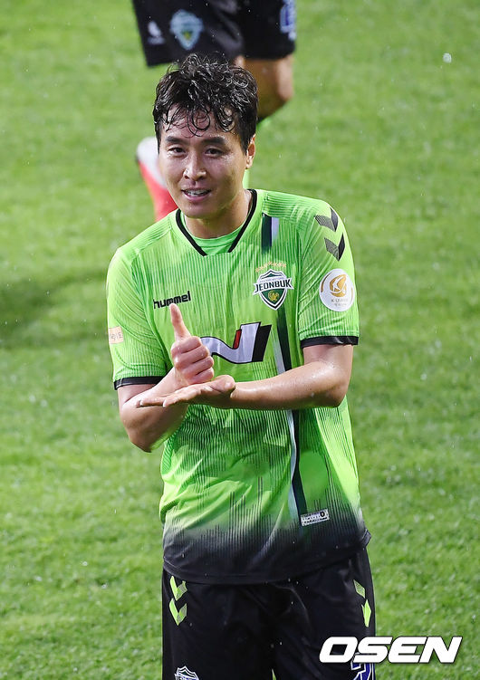 8일 오후 전주월드컵경기장에서 '2020 하나원큐 K리그1' 전북 현대와 수원 삼성의 개막전이 열렸다.후반 전북 이동국이 선제골을 넣은 뒤 덕분에 챌린지 세레머니를 하고 있다. /youngrae@osen.co.kr 