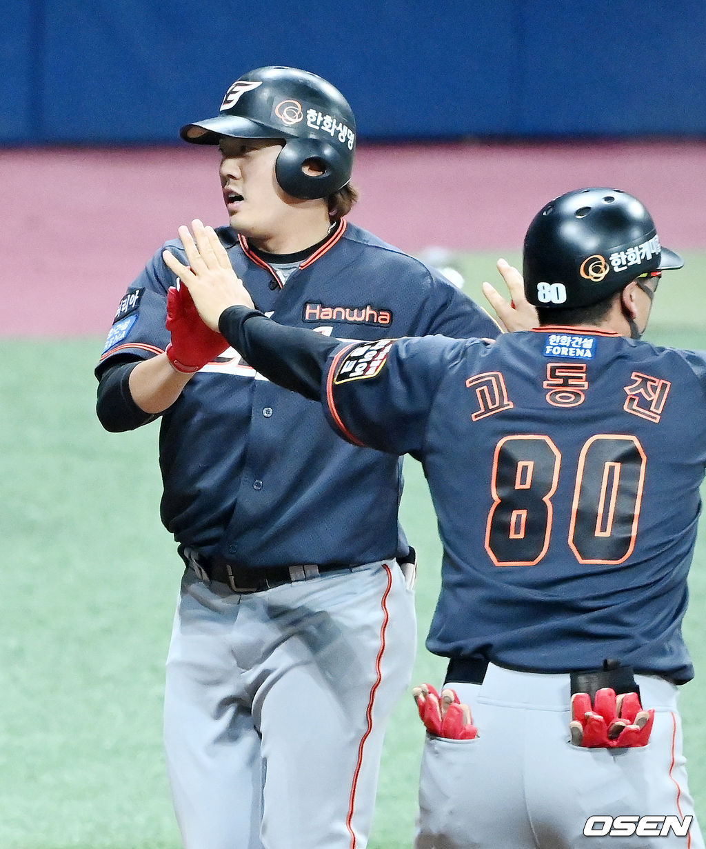 7회초 1사 주자 1,2루 한화 오선진이 좌월 동점 스리런 홈런을 날린 후 홈을 밟고 있다./ rumi@osen.co.kr