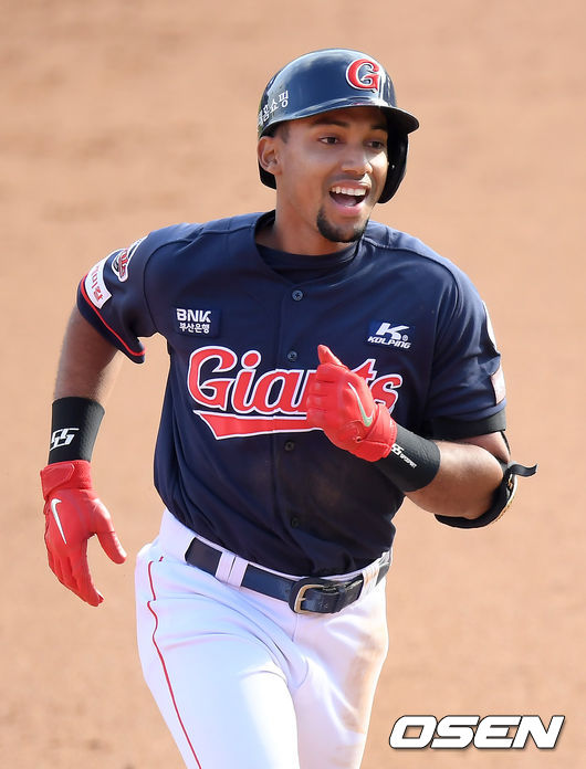 5일 오후 경기도 수원 KT위즈파크에서 ‘2020 신한은행 SOL KBO리그’ KT위즈와 롯데 자이언츠의 공식 개막전 경기가 열렸다.7회차 1사 1,2루에서 롯데 마차도가 역전 스리런 홈런을 때려낸 뒤 베이스를 돌며 기뻐하고 있다. /cej@osen.co.kr