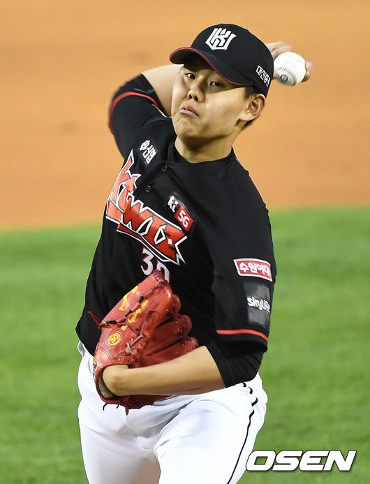 KT 선발 소형준이 힘차게 공을 뿌리고 있다. / dreamer@osen.co.kr