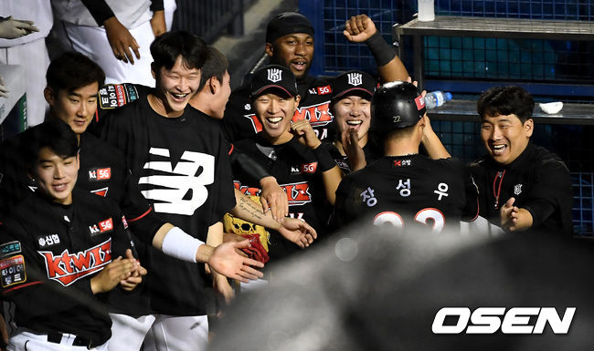 5회초 1사 2, 3루 상황 KT 배정대의 달아나는 2타점 적시타 때 홈을 밟은 장성우가 더그아웃 동료들과 인사를 나누고 있다. / dreamer@osen.co.kr