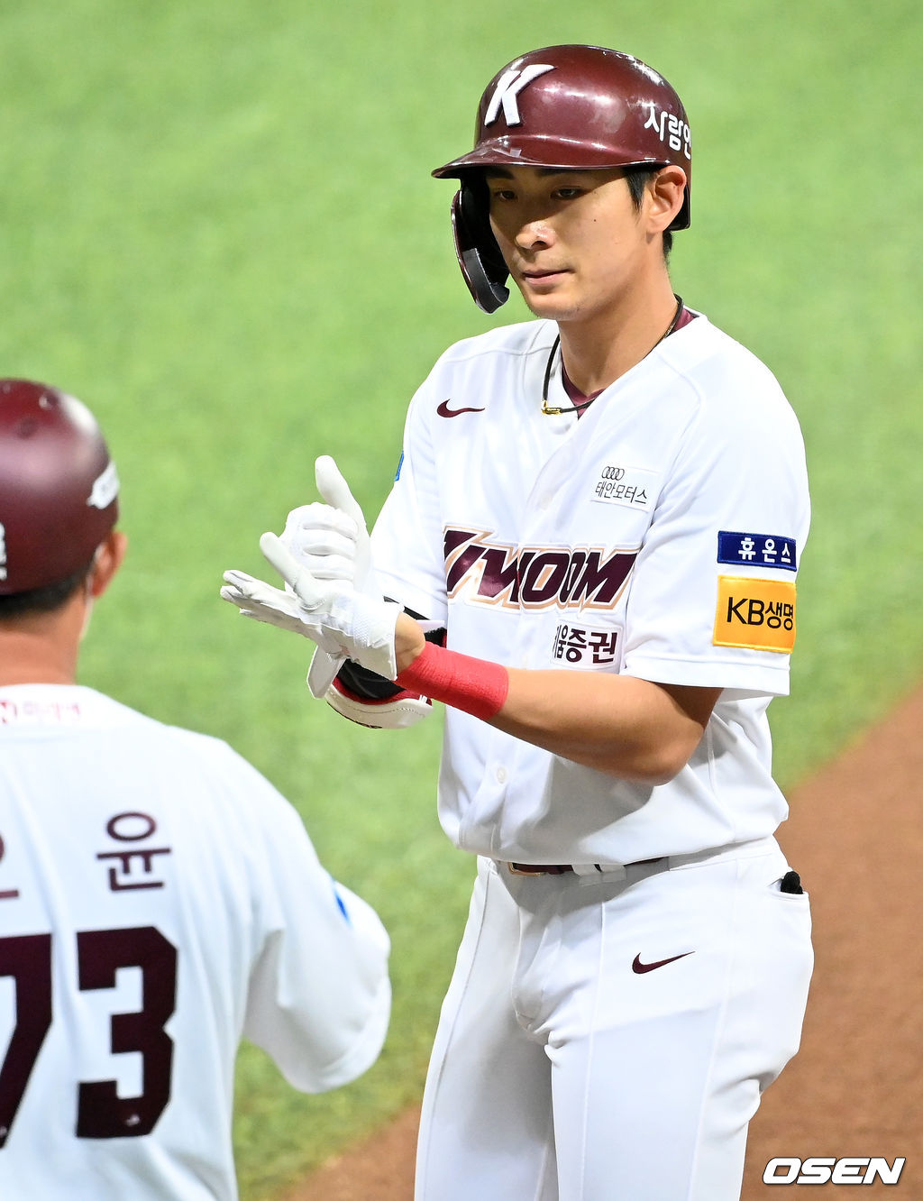 5회말 1사 주자 1루 키움 이정후가 우익수 앞 안타를 날린 후 1루에서 덕분에 세레모니를 하고 있다./ rumi@osen.co.kr