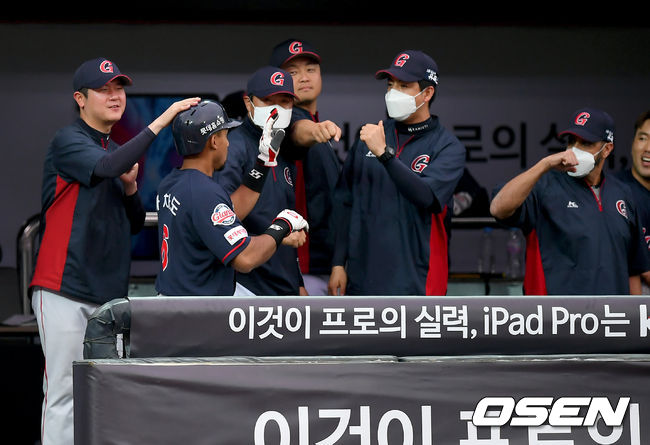 7일 오후 수원 KT위즈파크에서 ‘'2020 신한은행 SOL KBO 리그’ KT 위즈와 롯데 자이언츠의 경기가 열렸다.2회초 2사 1,2루 정보근으이 2루타때, 홈으로 들어온 마차도가 더그아웃에서 선수들과 기쁨을 나누고 있다./ksl0919@osen.co.kr