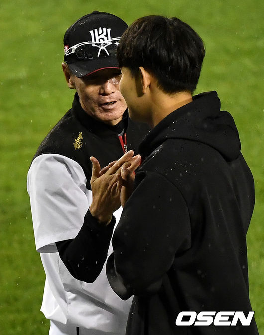 데뷔 첫 승을 거둔 KT 투수 소형준과 이강철 감독이 인사를 나누고 있다. / dreamer@osen.co.kr