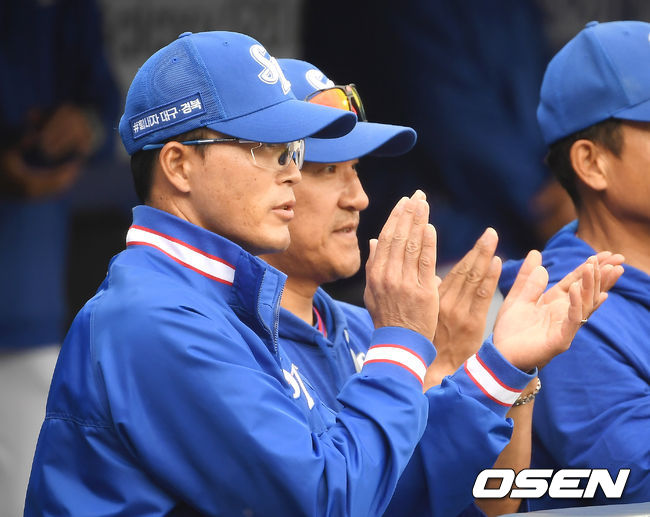 5일 오후 대구 삼성라이온즈파크에서 '2020 신한은행 SOL KBO리그' 개막전 삼성 라이온즈와 NC 다이노스의 경기가 열렸다.1회초 삼성 허삼영 감독이 백정현의 호투에 박수를 보내고 있다. /youngrae@osen.co.kr