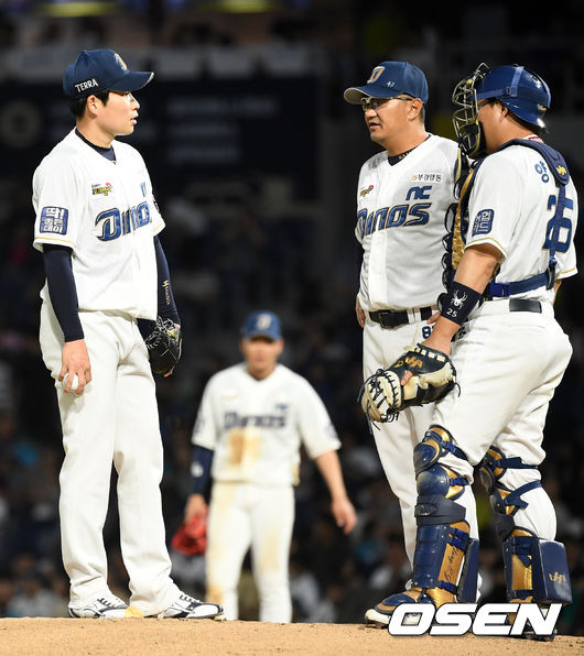 NC 손민한 코치가 선발 이재학과 얘기를 나누고 있다./rumi@osen.co.kr
