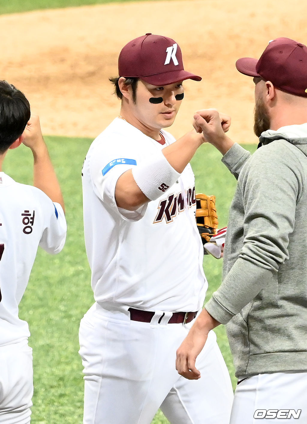 경기를 마치고 키움 박병호가 동료들과 하이파이브를 하고 있다./ rumi@osen.co.kr