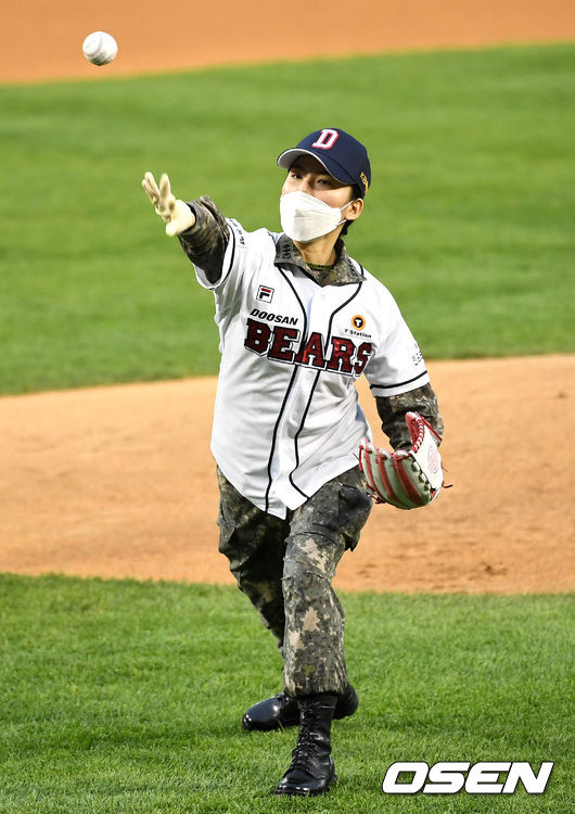 대구-경북 지역 근무를 자원해 코로나19와 싸운 국군 춘천병원 김혜주 대위가 시구자로 나서 공을 던지고 있다. / dreamer@osen.co.kr