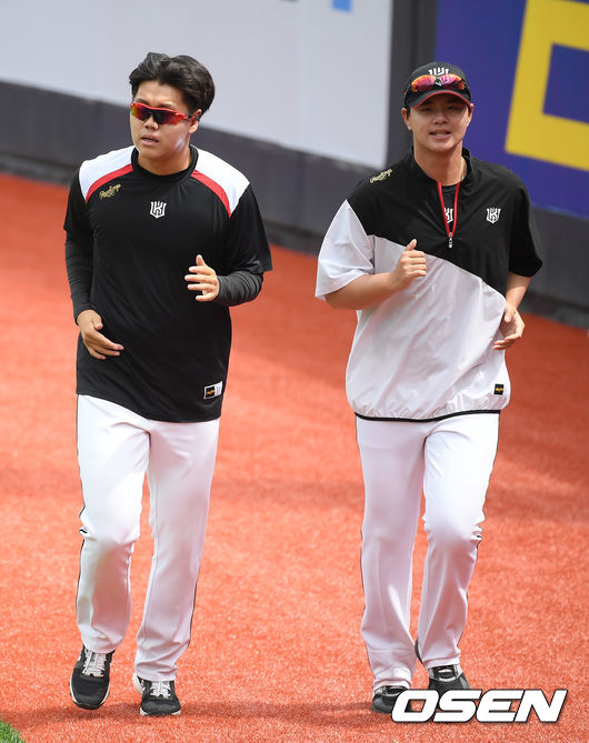소형준과 김민이 러닝훈련을 하고 있다. /   soul1014@osen.co.kr