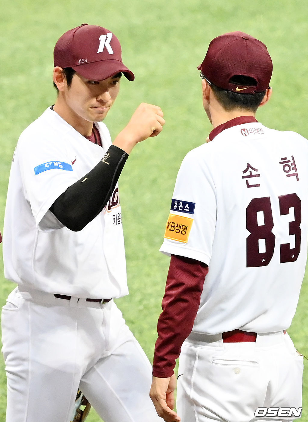 경기를 마치고 키움 이정후가 손혁 감독과 하이파이브를 하고 있다./ rumi@osen.co.kr
