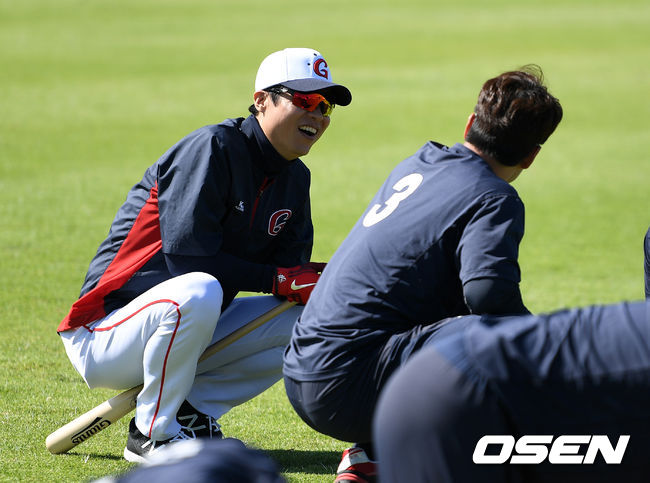 롯데 허문회 감독이 민병헌과 이야기를 나누고 있다. /sunday@osen.co.kr