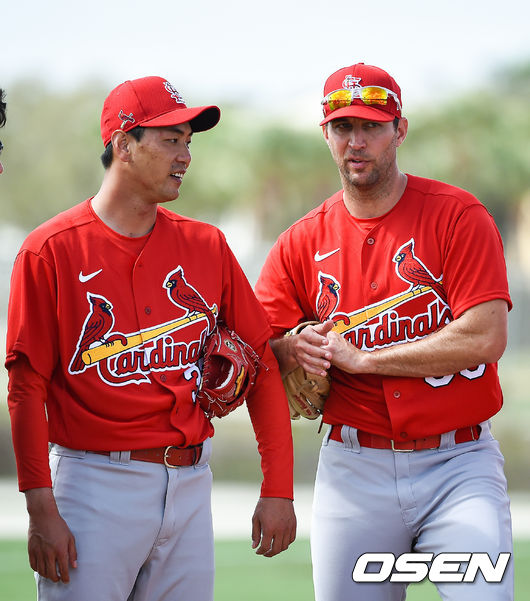 세인트루이스와 2년간 보장금액 800만달러에 계약한 김광현은 카를로스 마르티네스와 함께 5선발 자리를 두고 경쟁할 것으로 보인다.스페인어에 능통한 웨인라이트가 영어로 통역해 김광현에게 전달하고 있다.. / soul1014@osen.co.kr