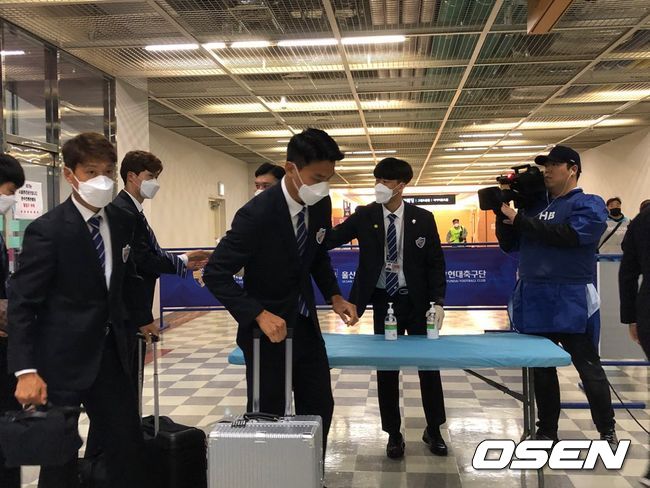 울산 데뷔전을 앞둔 이청용이 경기장에 입장하며 방역체크를 받고 있다. 