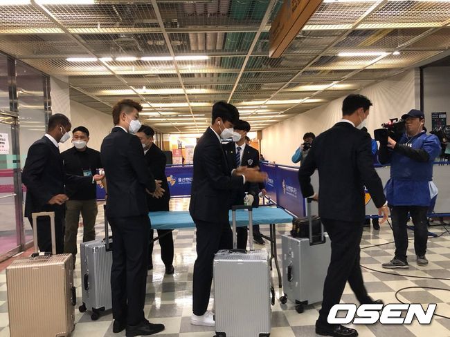 울산으로 이적한 국가대표 골키퍼 조현우가 손소독을 하고 있다. 