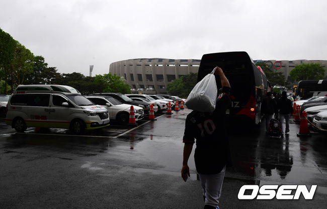 KT 선수들이 경기장을 나서고 있다. /jpnews@osen.co.kr