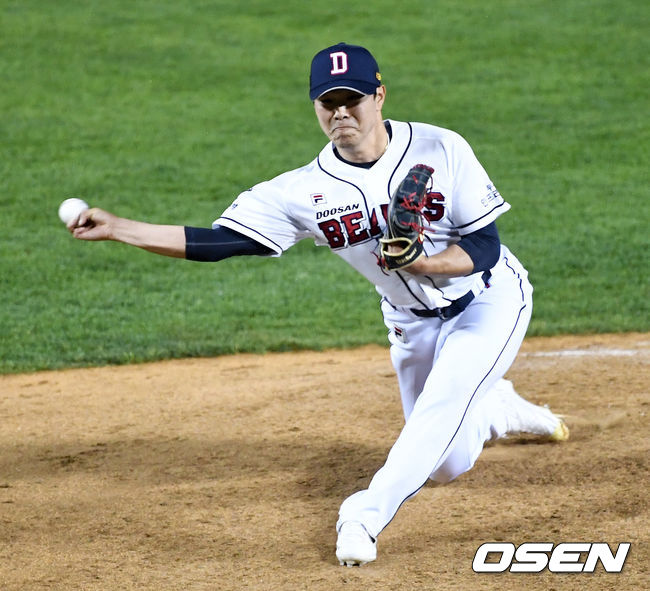 5회초 무사 만루 상황 마운드에 오른 두산 투수 최원준이 힘차게 공을 뿌리고 있다. / dreamer@osen.co.kr