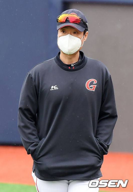 5일 오전 경기도 수원 KT위즈파크에서 열리는 ‘2020 신한은행 SOL KBO리그’ kt wiz와 롯데 자이언츠의 공식 개막전에 앞서 양팀 선수들이 훈련을 가졌다.롯데 허문회 감독이 훈련 중인 선수들을 지켜보고 있다.  /cej@osen.co.kr